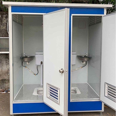 विद्युत और जल आपूर्ति और इन्सुलेशन के साथ पूर्वनिर्मित आउटडोर मोबाइल मल्टीप्लेयर शौचालय
